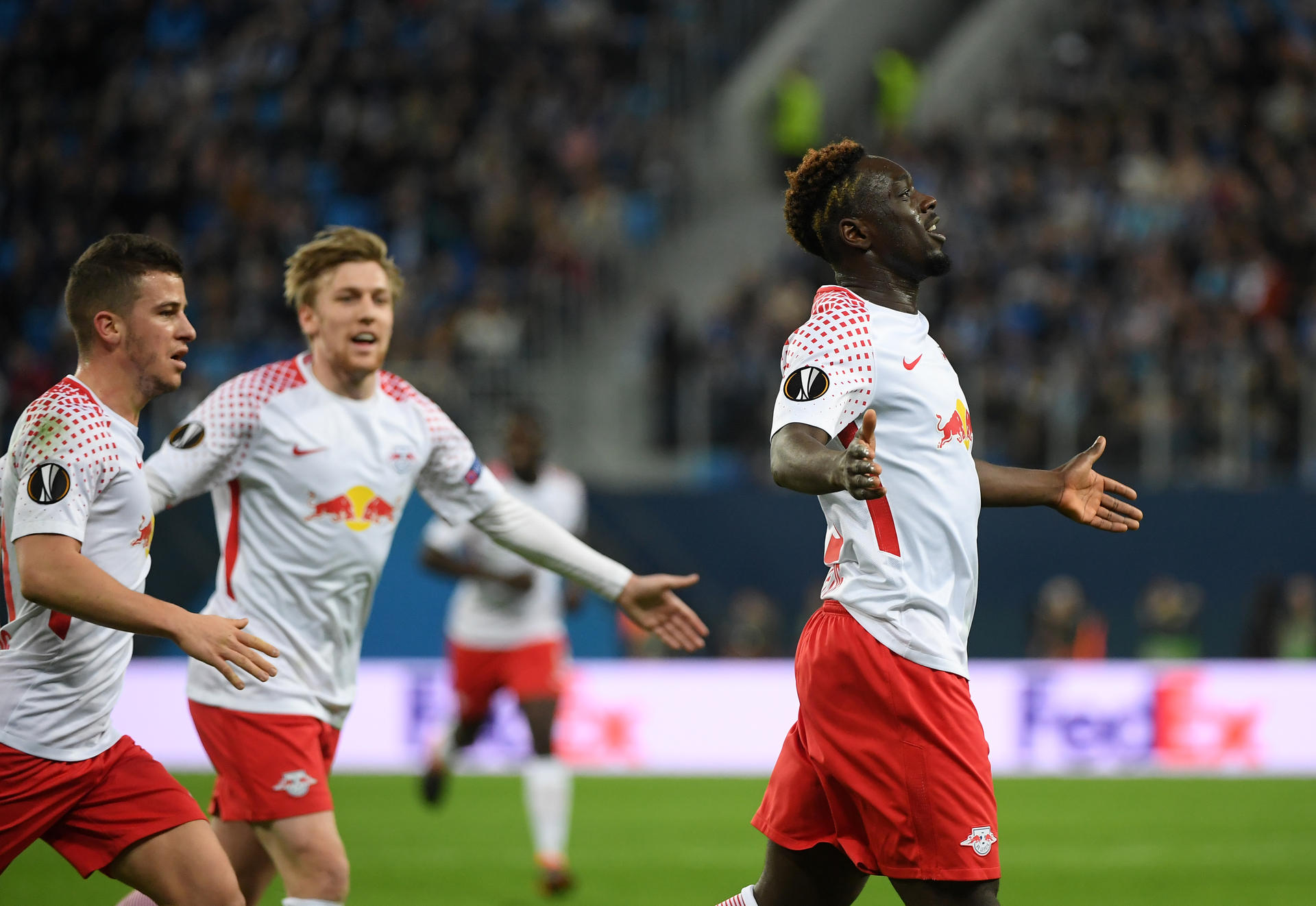 Jean-Kevin Augustin lässt sich nach seinem Tor für RBL in St. Petersburg feiern.