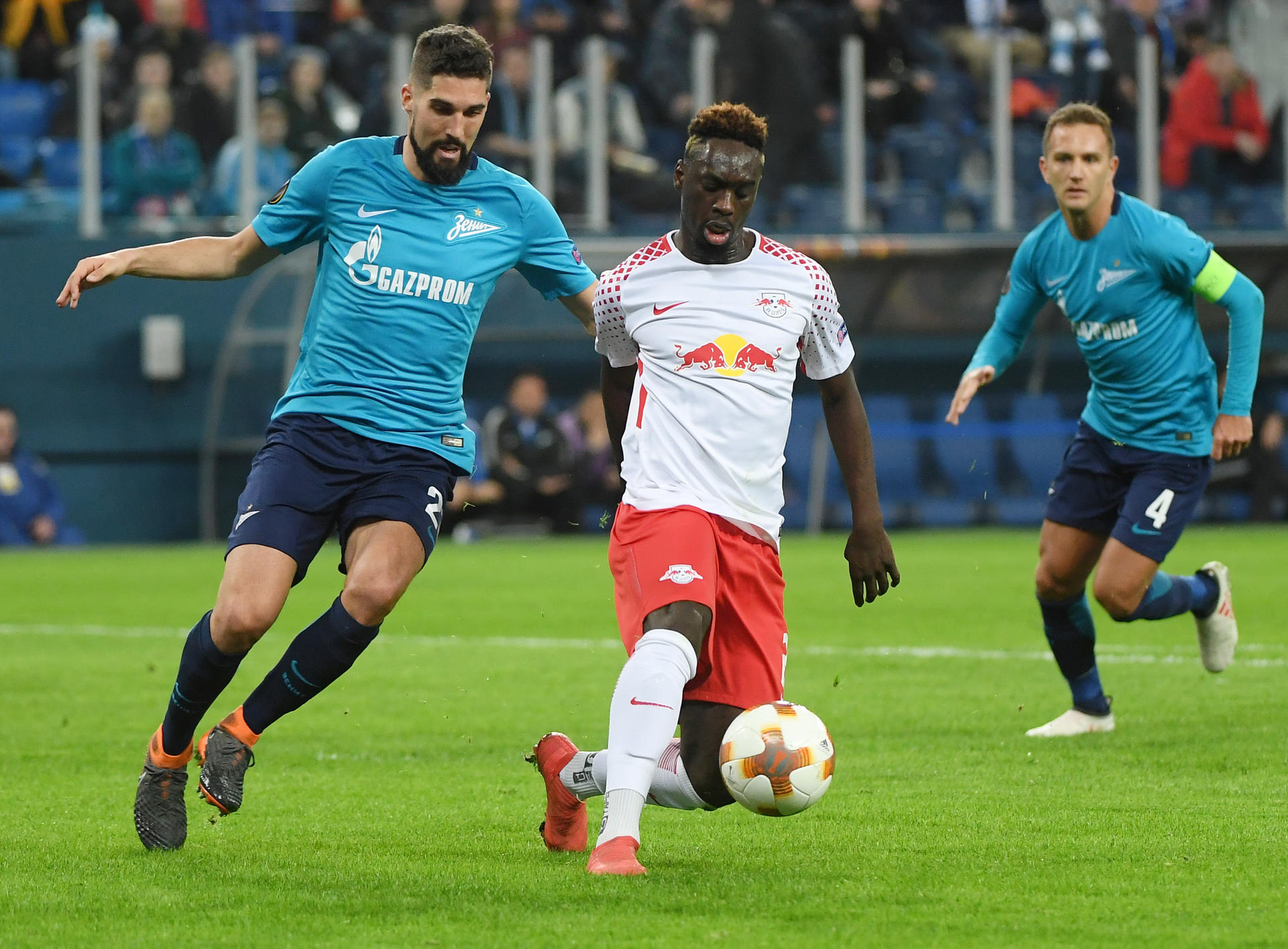 Leipzigs Jean-Kévin Augustin (r) setzt sich hier gegen St. Petersburgs Miha Mevlja durch und trifft zum 0:1.