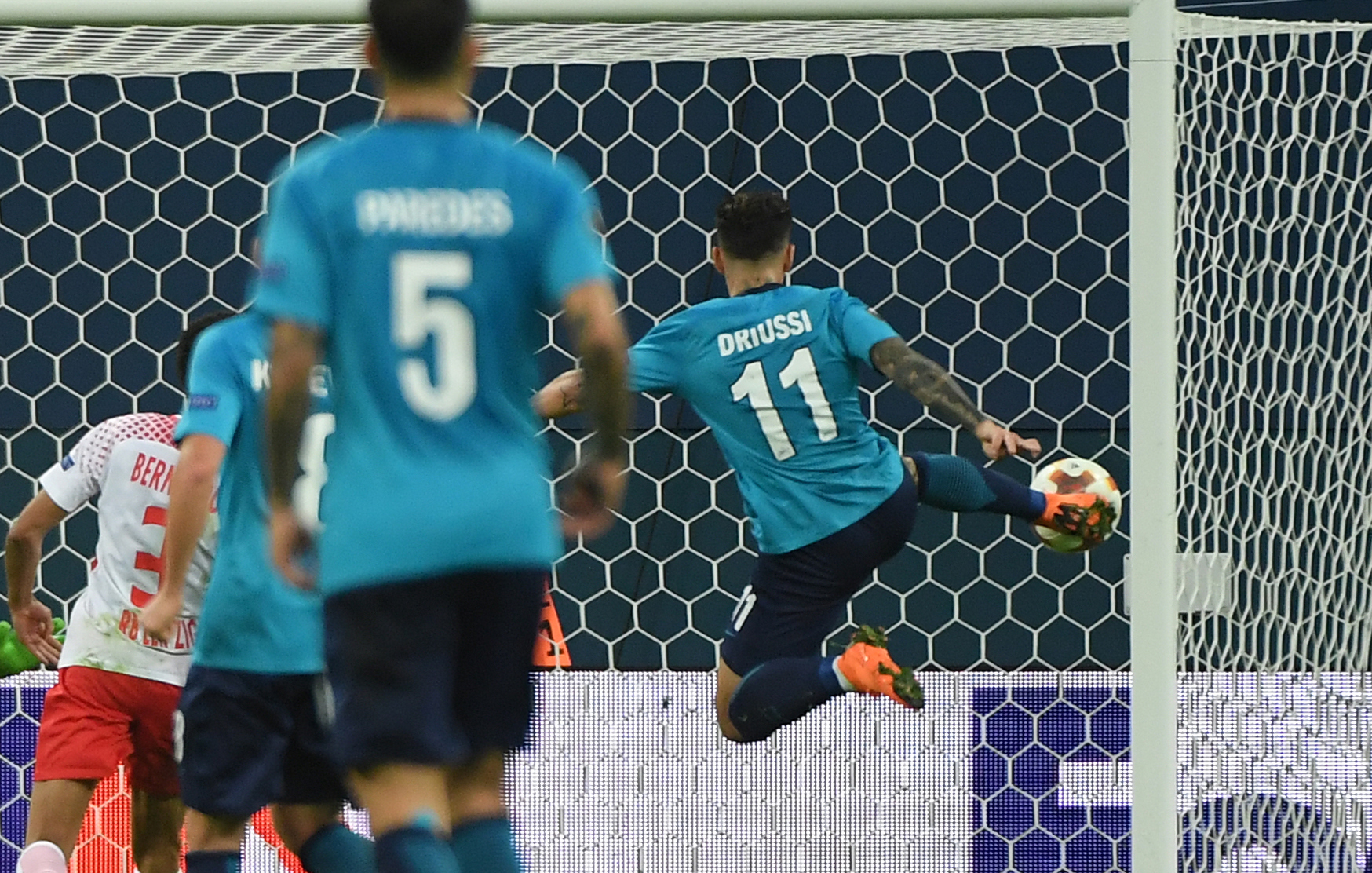 Sebastián Driussi (r) trifft hier zum 1:1.
