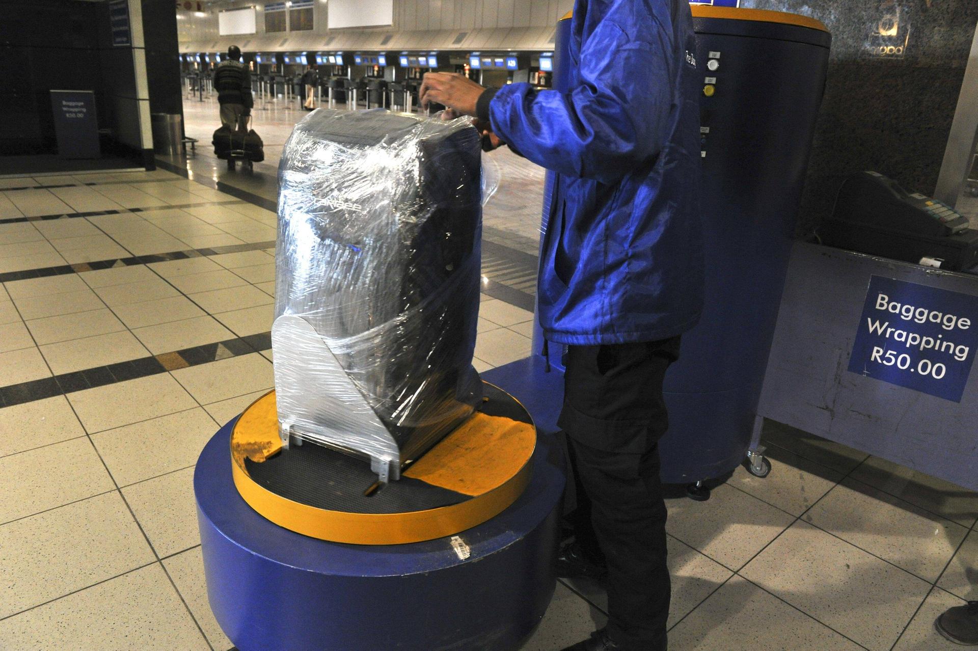 Koffer Folieren Flughafen Hamburg Kosten Am Flughafen: Warum wickeln manche Passagiere ihre Koffer in Folie ein?