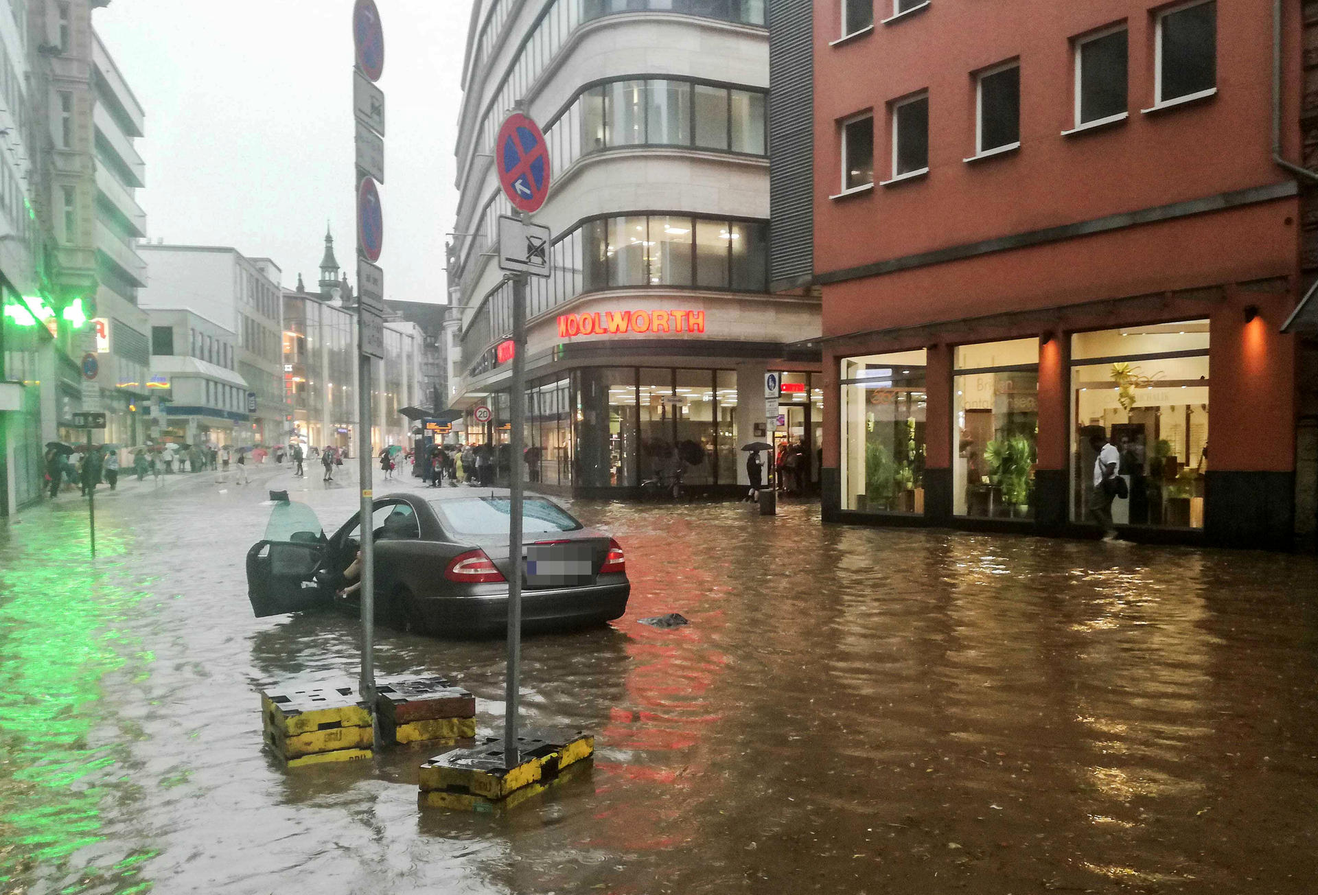 Eine Straße in der Wuppertaler Innenstadt nach dem Wolkenbruch am Dienstagnachmittag