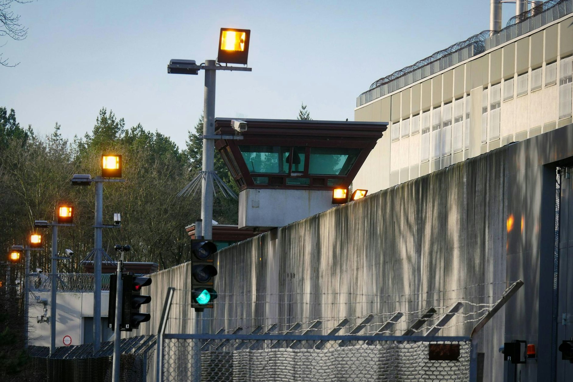 Die JVA Tegel von außen. Aus dieser Haftanstalt ist ein 50-jähriger Doppelmörder geflohen.