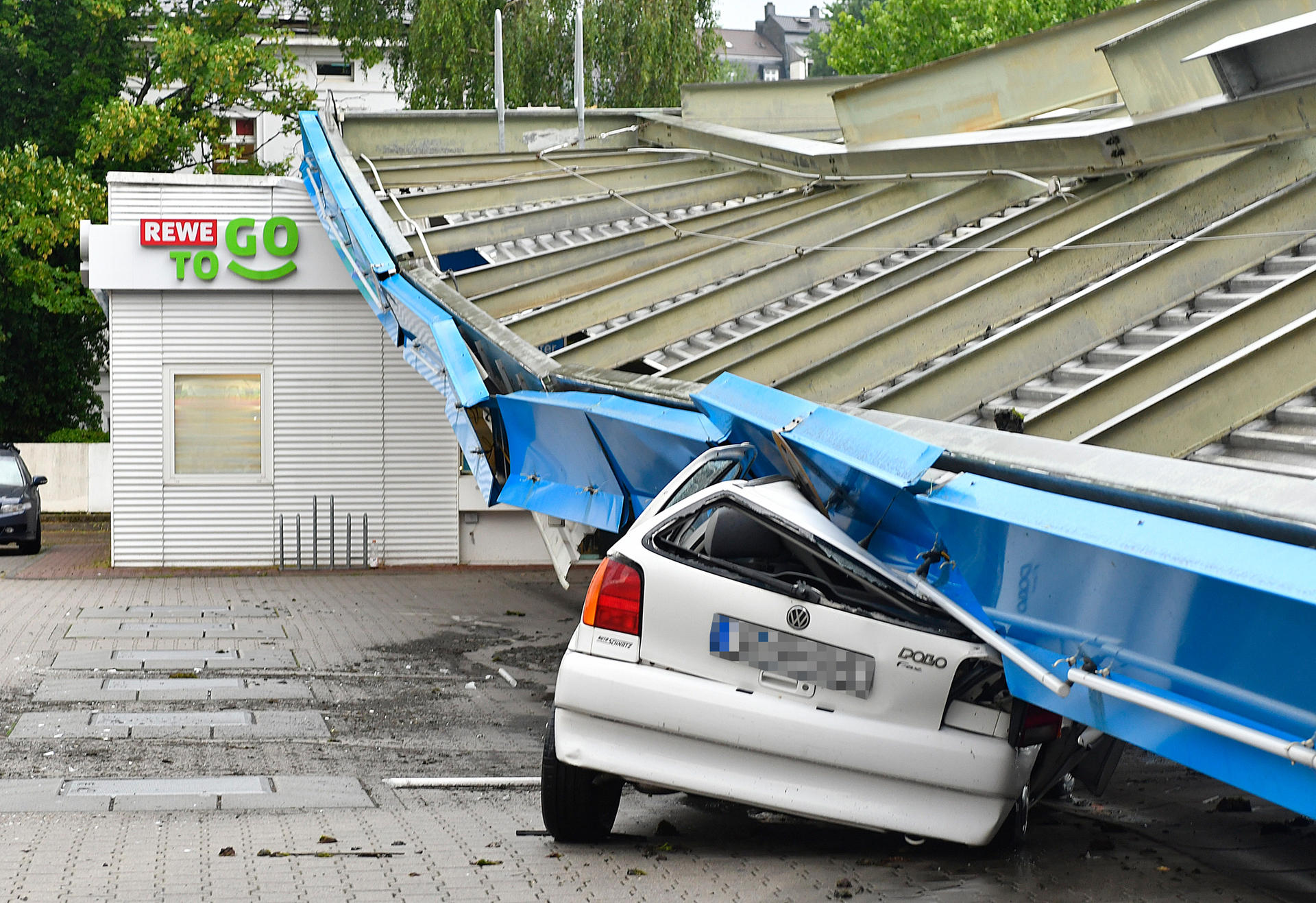 Der Fahrer des Pkw konnte sich vor dem Einsturz des Daches in Sicherheit bringen.