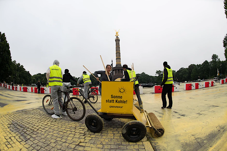 Mit dem Farbprotest unter dem Motto "Sonne statt Kohle" protestieren sie gegen die Sitzung der Kohlekommission.