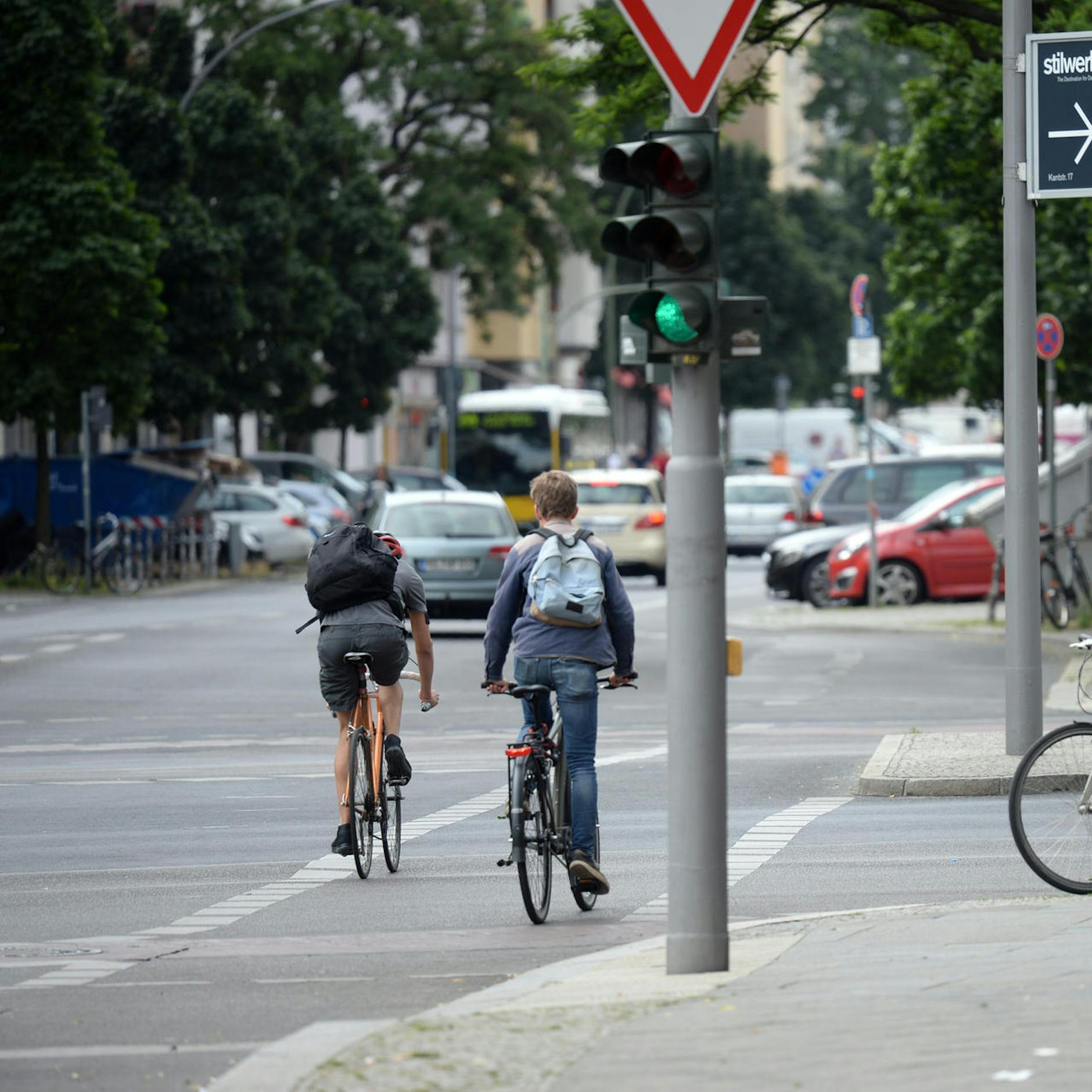 Image - Uhlandstraße in Wilmersdorf: Trotz Grüner Welle sehen Radfahrer rot