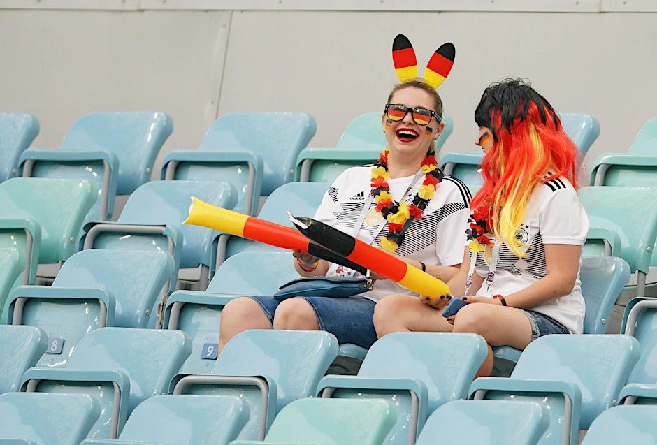 Humor ist, wenn man trotzdem lacht: deutsche Fans