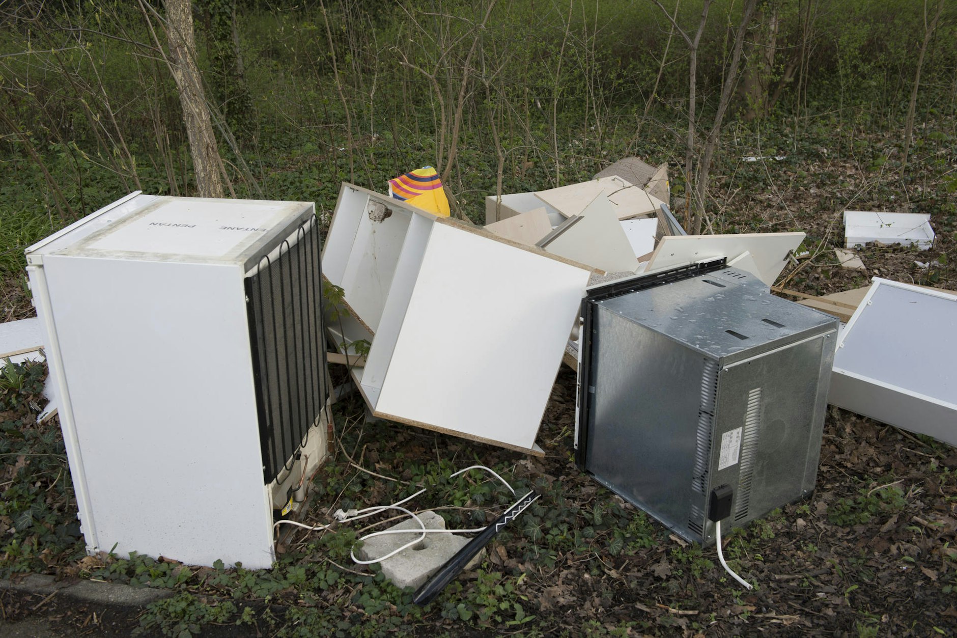 Auch in einem als sauber geltenden Bezirk gibt es wild abgestellten Sperrmüll: Elektrogeräte und Kühlschränke sowie Abfall in einem Waldstück von Berlin-Treptow.