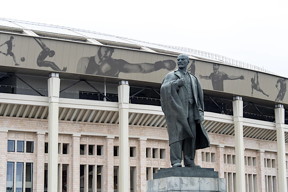 Das sowjetische Erbe ist vor dem Moskauer Stadion unübersehbar.