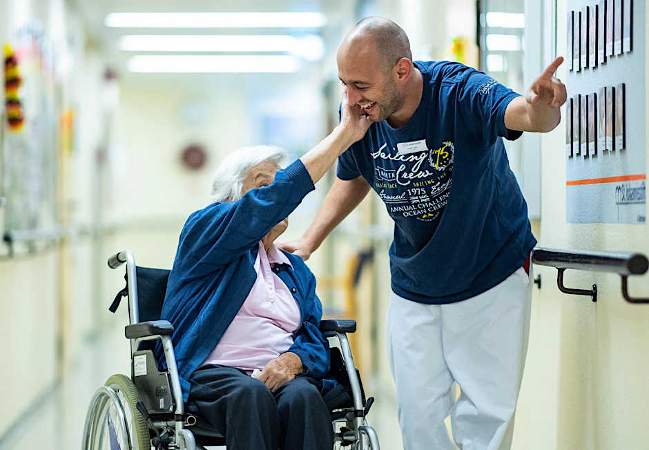 Der Altenpfleger Ferdi Cebi (r) bei seiner täglichen Arbeit im Altenheim St. Johannisstift