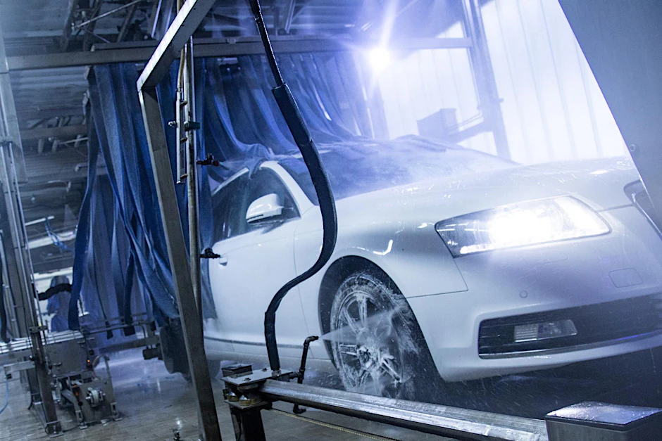 Zur regelmäßigen Autopflege gehört die Autowäsche - doch was tun, wenn Autobesitzer danach Schäden entdecken?