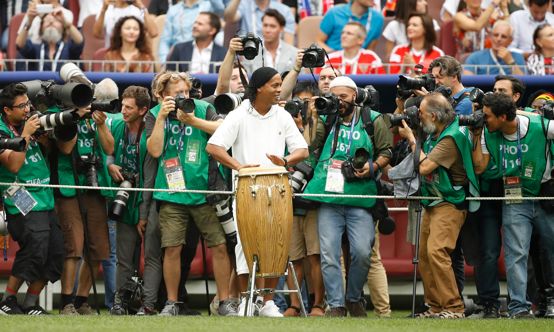 Ronaldinho. An einer Conga.