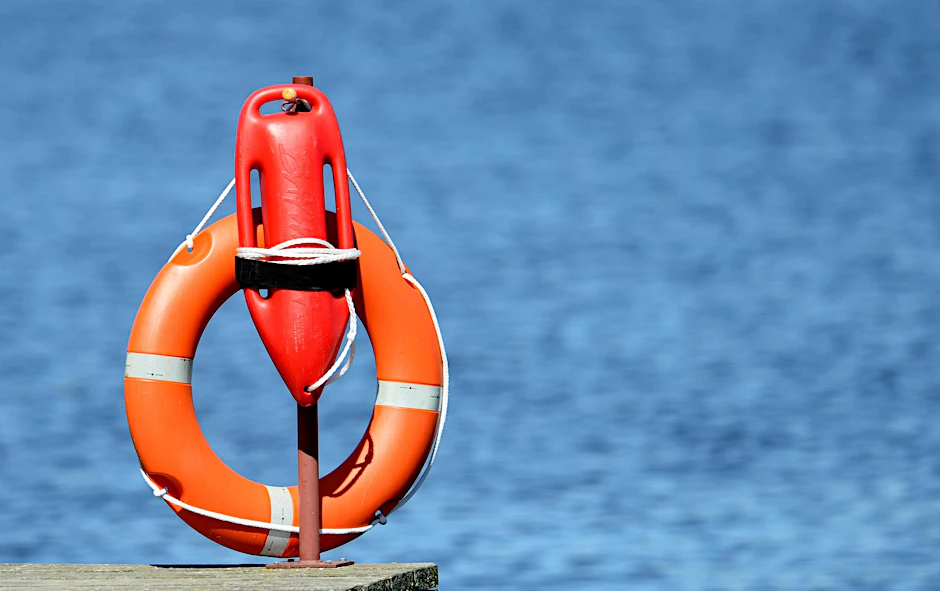 Ein Rettungsring am See.