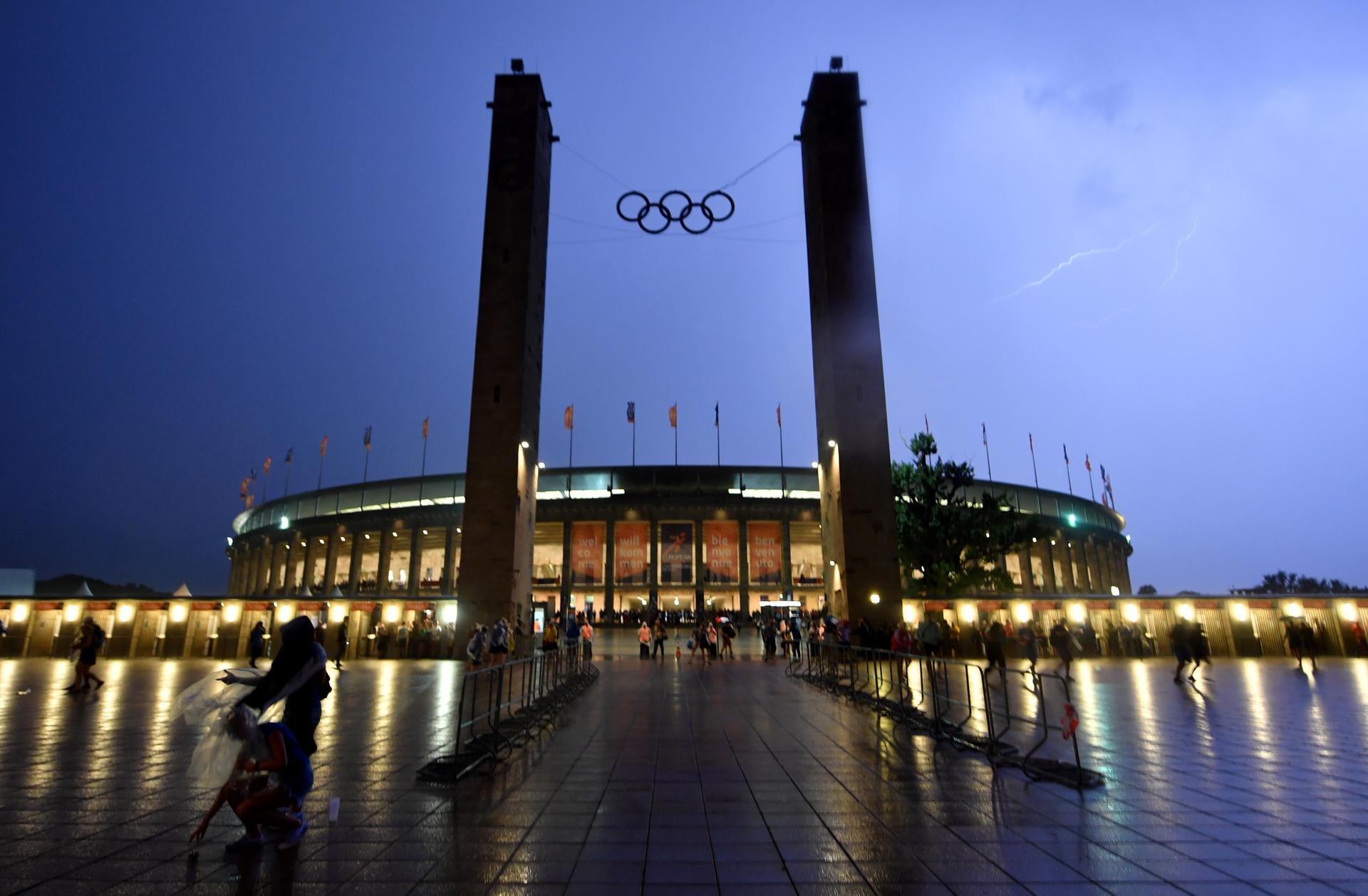 Blitze über Dem Olympiastadion: EM-Zuschauer Bleiben Wegen Unwetter Länger