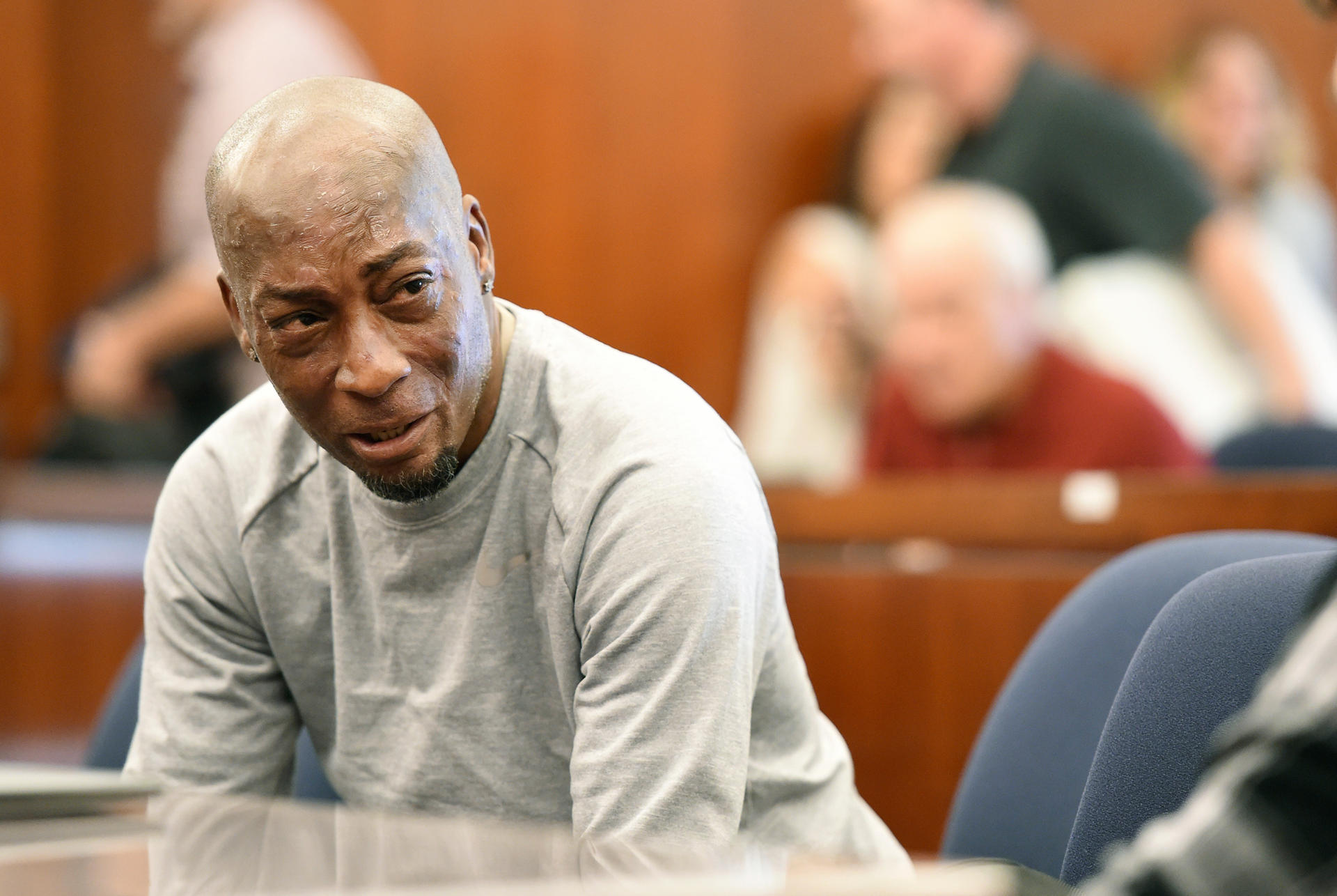 Kläger und Krebs-Opfer Dewayne Johnson weinte nach der Urteilsverkündung im Monsanto-Prozess.