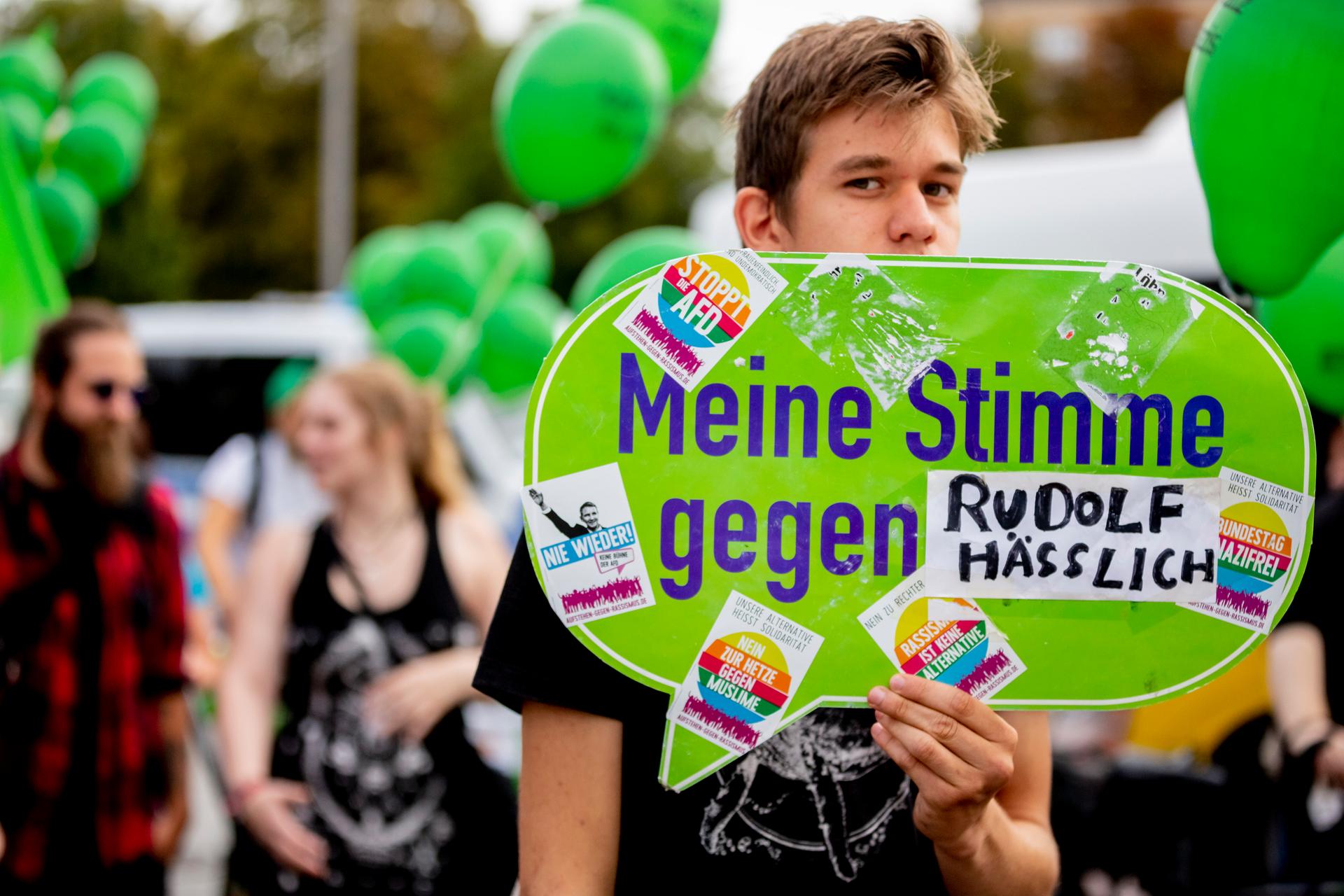 "Meine Stimme gegen Rudolf Hässlich" steht bei der Gegendemonstration zum Neonazi-Aufmarsch anlässlich des 31. Todestages von Rudolf Heß auf einem Schild.
