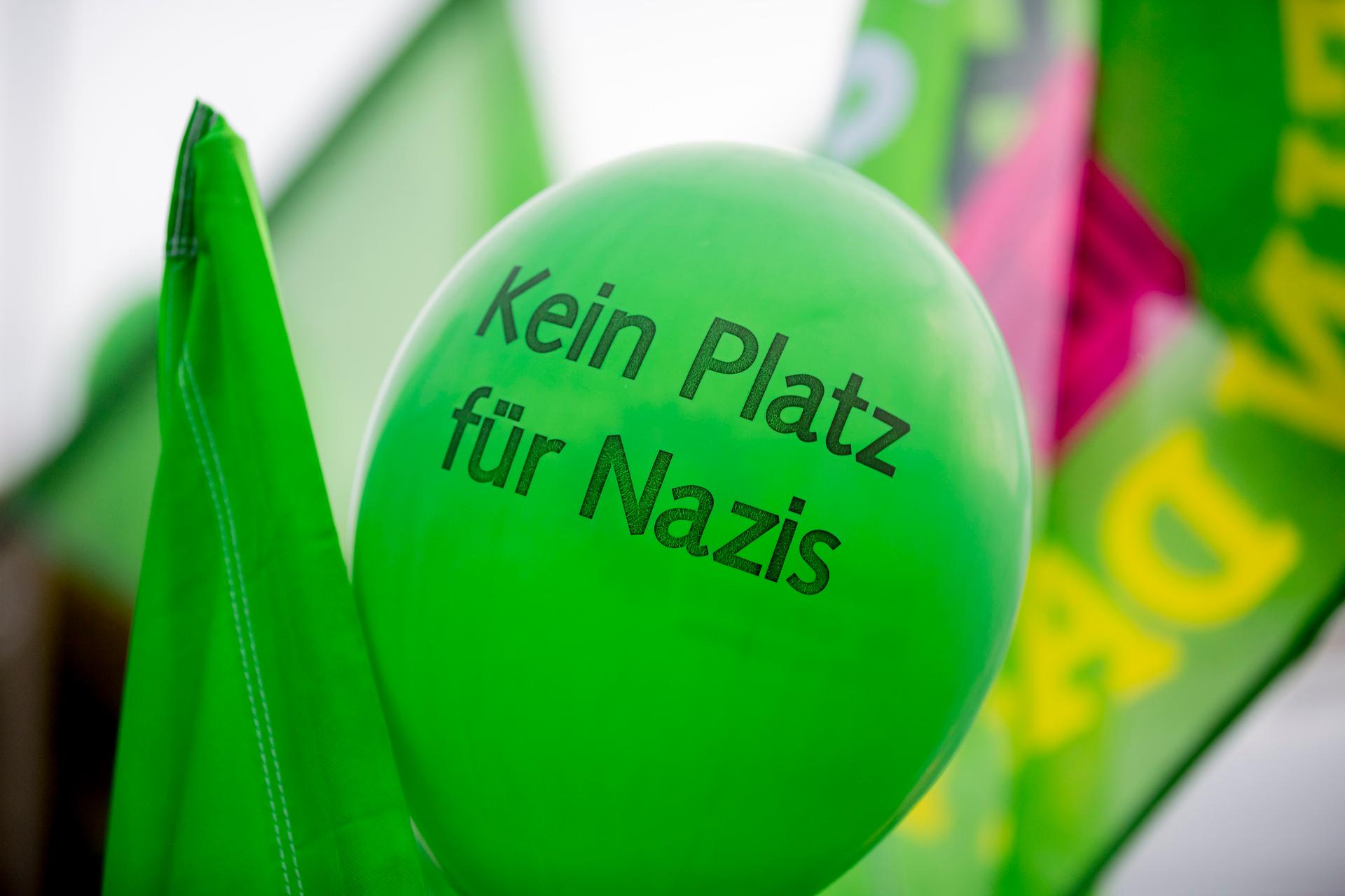 "Kein Platz für Nazis" steht bei der Gegendemonstration zum Neonazi-Aufmarsch anlässlich des 31. Todestages von Rudolf Heß auf einem Ballon. 