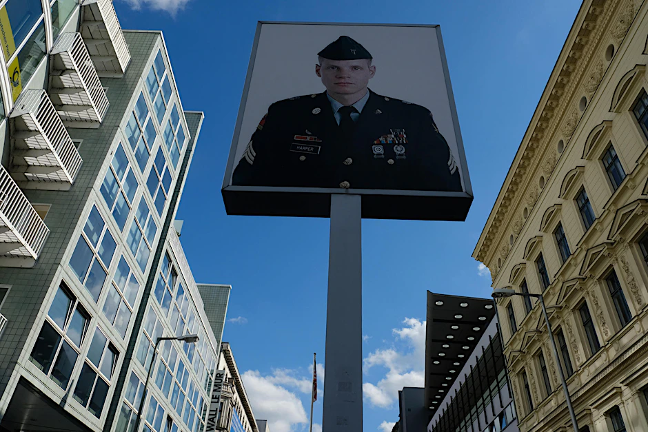 Ein Investor will an der Friedrichstraße Wohnungen, Büros, Läden und ein „Hard Rock Hotel“ bauen. Auch ein Museum über den Kalten Krieg ist geplant. 
