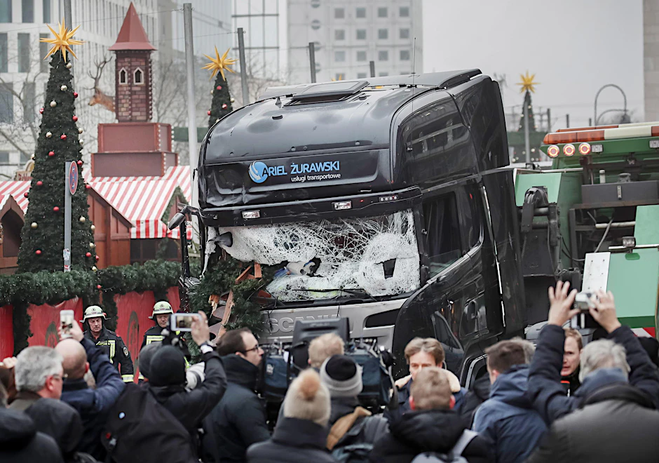 Am 19. Dezember 2016 steuerte Anis Amri einen Lastwagen in den Weihnachtsmarkt an der Gedächtniskirche. Bei dem Anschlag starben zwölf Menschen, Dutzende weitere wurden verletzt.