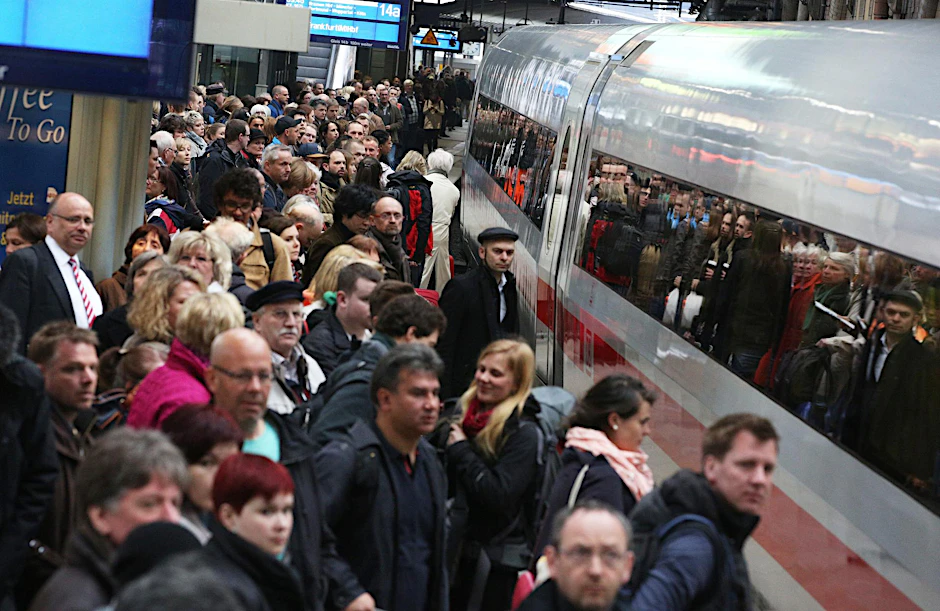 Der Mensch ist ein Herdentier: Auf Bahnsteigen stehen die meisten Fahrgäste im mittleren Bereich.