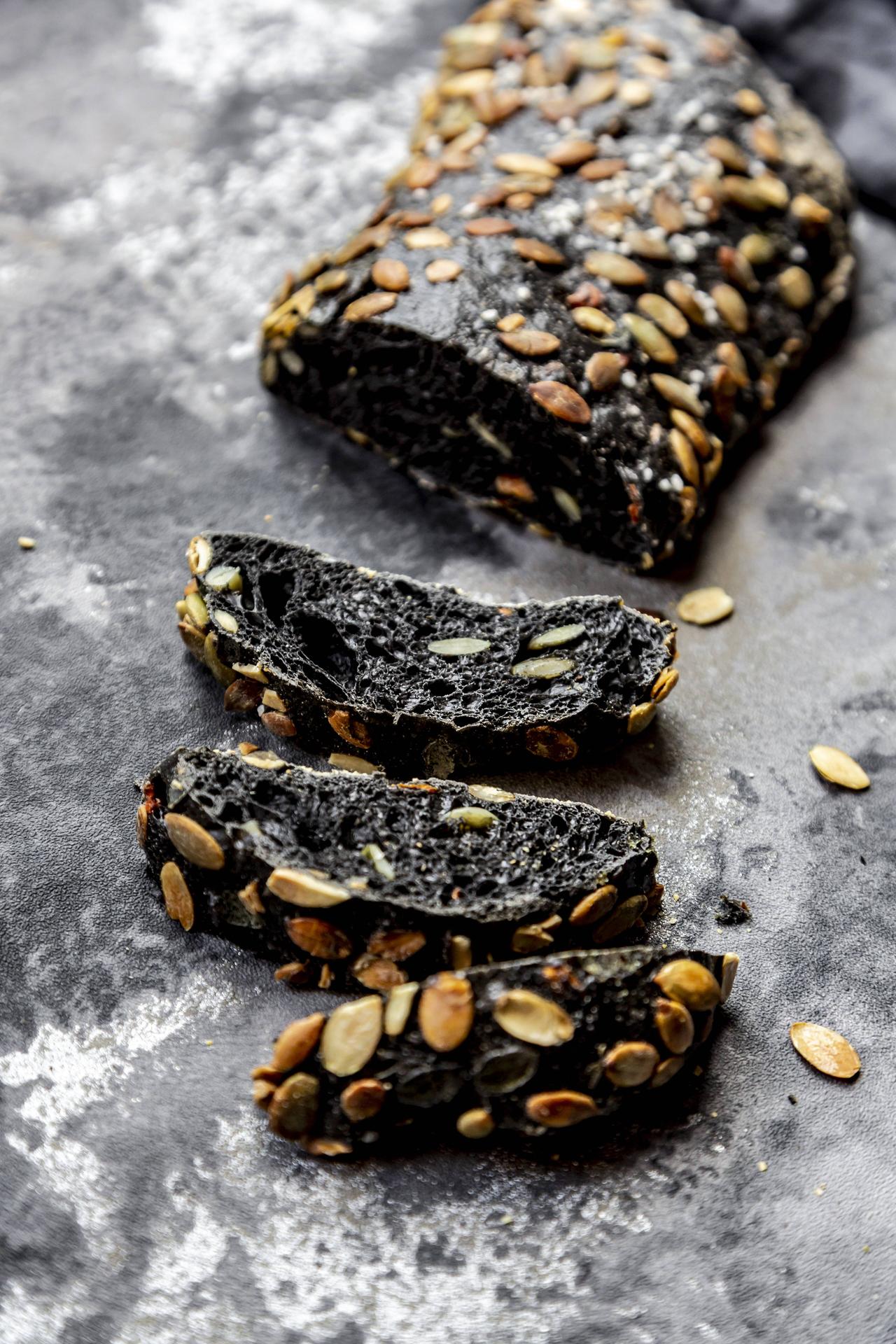 Schwarzes Dinkelbrot mit Kürbiskernen (Symbolfoto)