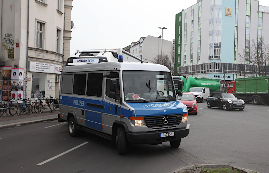 Kottbusser Damm, Ecke Hermannplatz: Hier fuhr ein Autofahrer einen Polizisten an. 