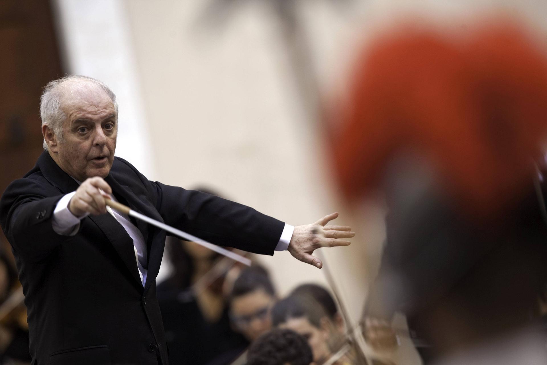 Daniel Barenboim dirigiert ein Konzert (Symbolfoto).