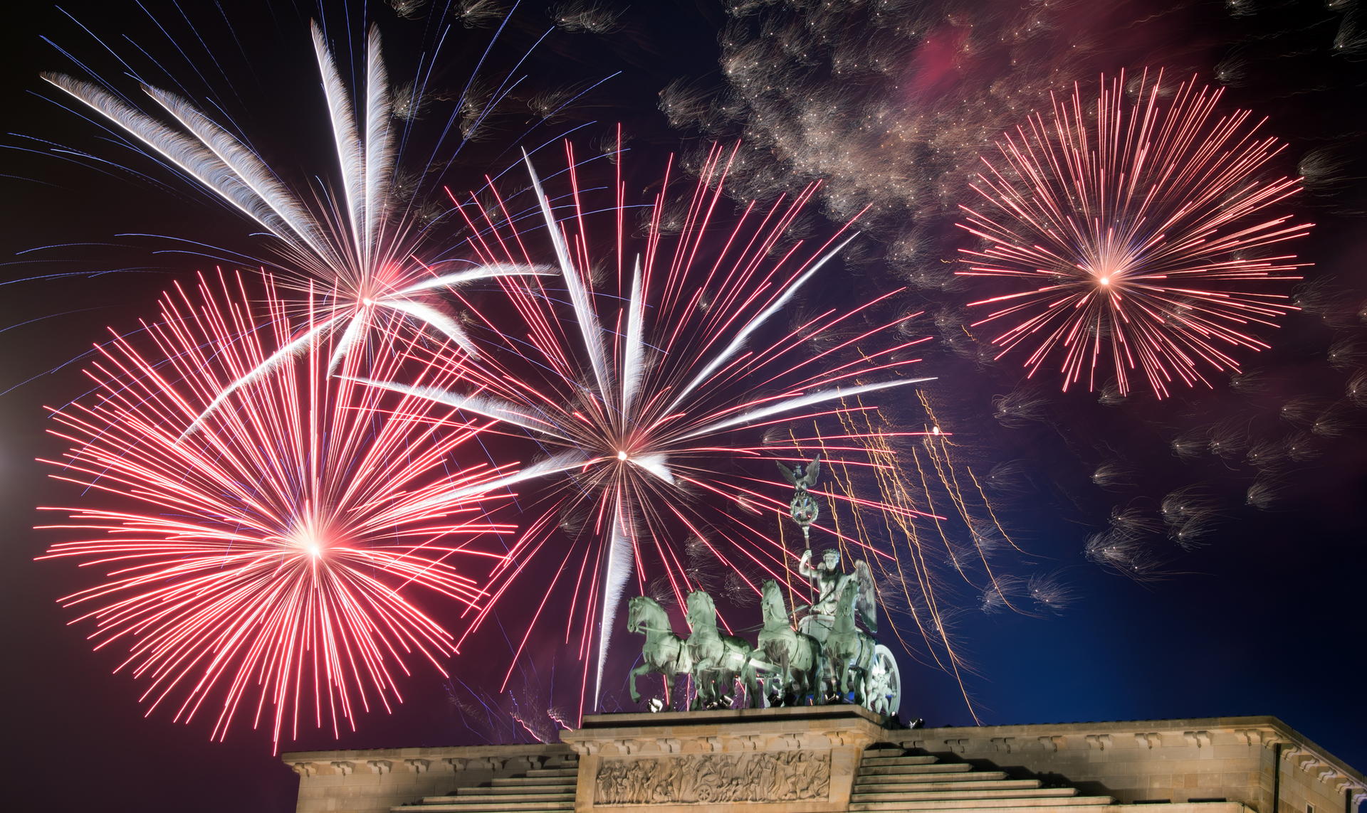  Ein Feuerwerk ist während Deutschlands größter Silvesterparty am Brandenburger Tor (Symbolfoto). 