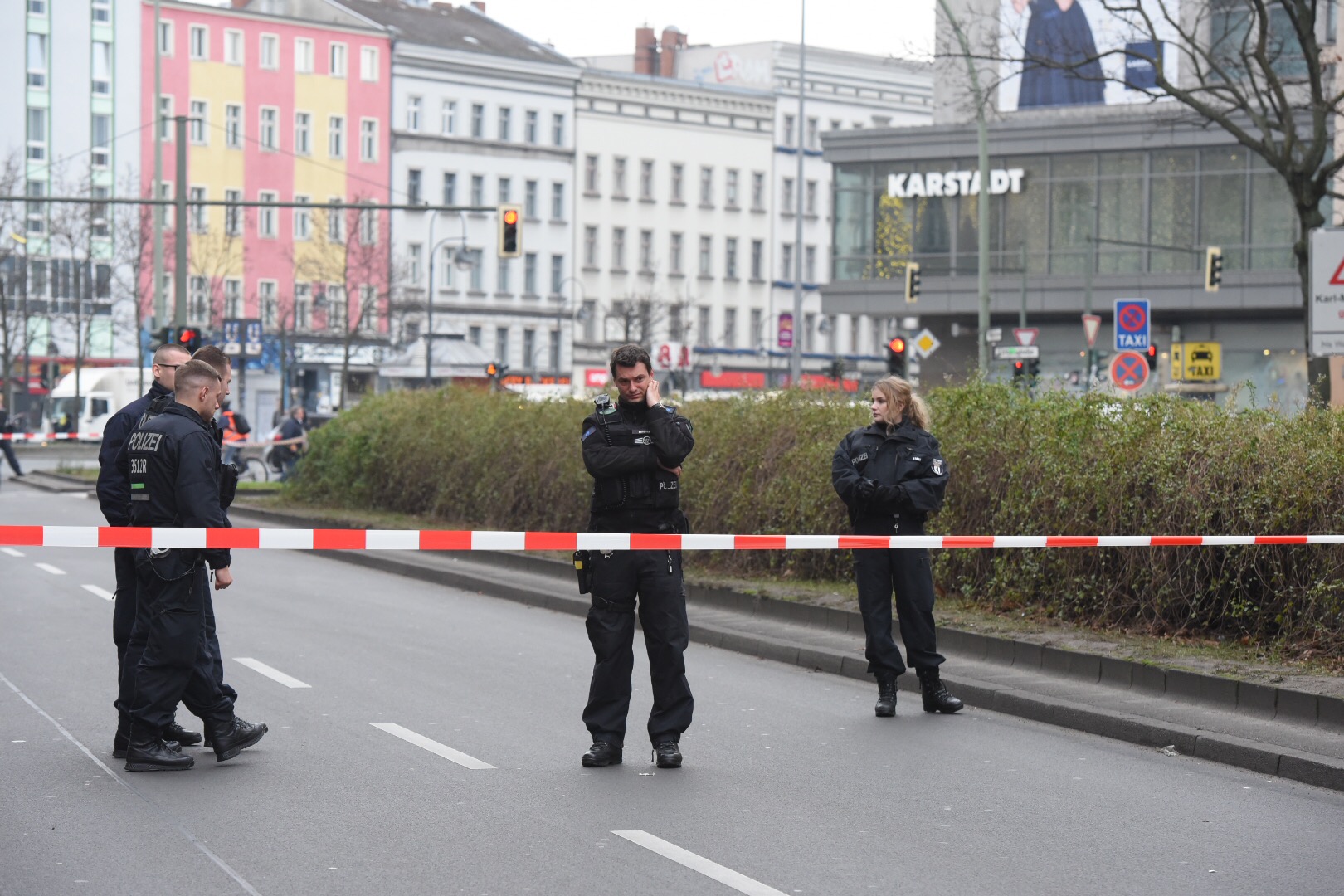 Polizisten sperren den Bereich Kottbusser Damm, Ecke Hermannplatz ab.
