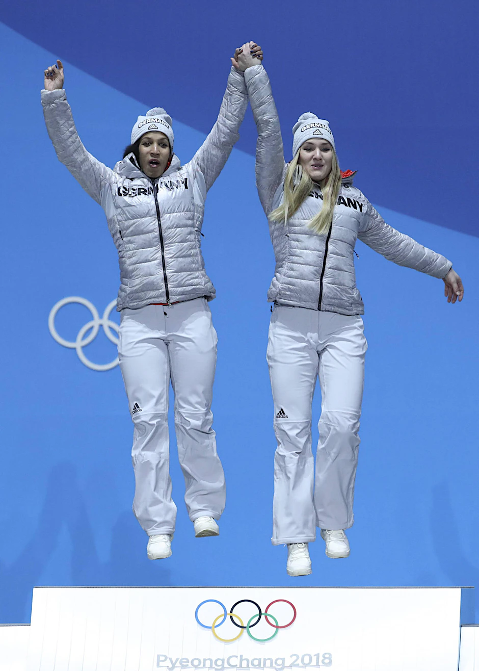 Mariama Jamanka (l.) und Lisa Buckwitz gewannen die Goldmedaille in Pyeongchang.