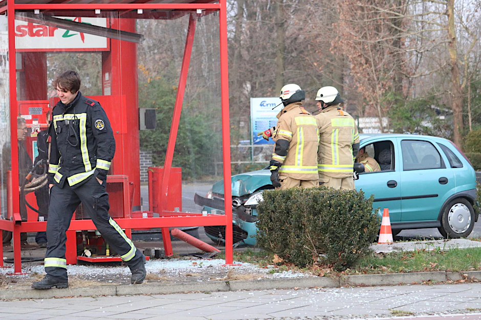 Auf der Malchower Chaussee ist aus bisher noch ungeklärter Ursache ein Pkw mit einer Autogaszapfsäule zusammengestoßen.