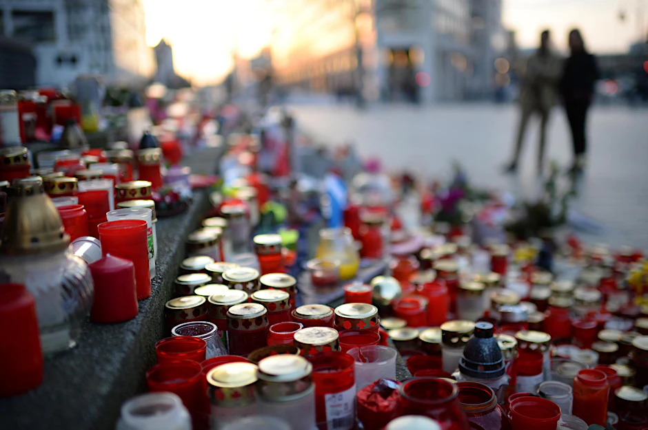Blumen an der Gedächtniskirche erinnern an die Opfer vom Terroranschlag.