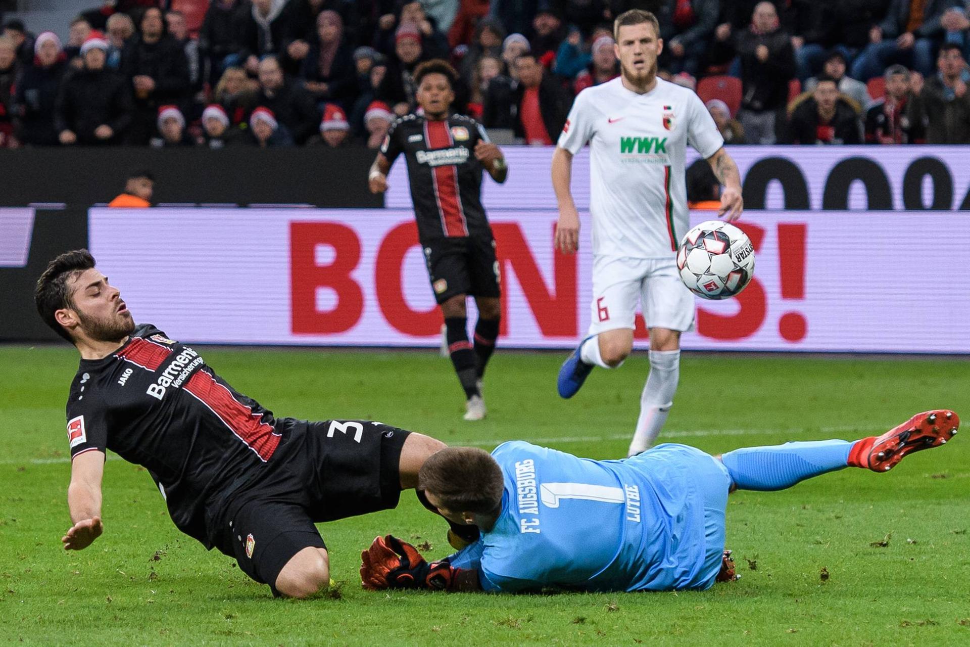 Autsch! Kevin Volland rammt Andreas Luthe ein Knie ins Gesicht.
