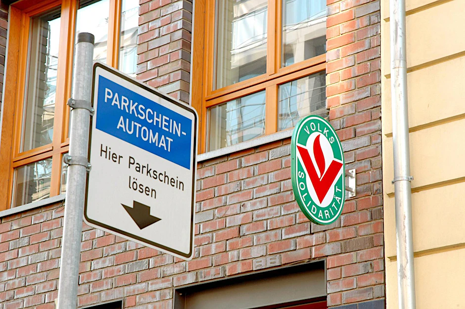 In Mitte und Friedrichshain-Kreuzberg darf man dieses Schild für einige Tage ignorieren.