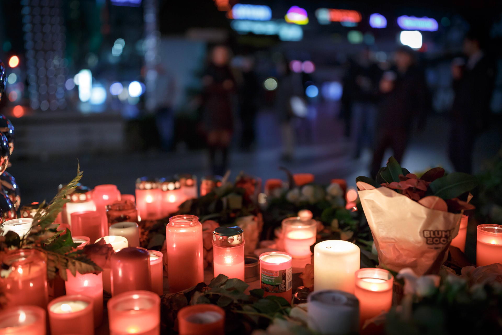 Zeichen der Trauer: Kerzen und Blumen am Tatort auf dem Breitscheidplatz in Berlin am Tag nach dem Anschlag vom 19. Dezember 2016.