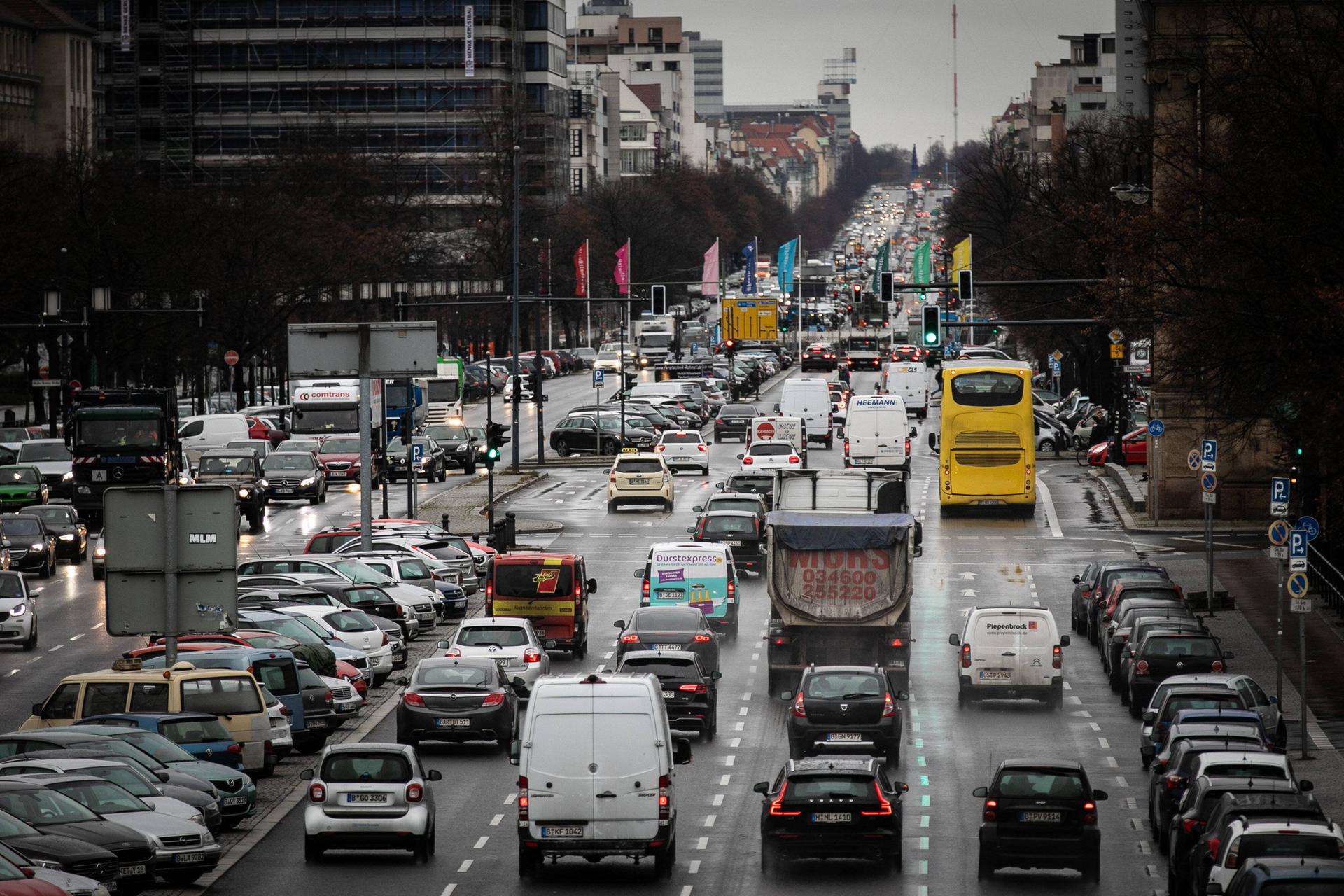 Demos, Fußball, Veranstaltungen In Berlin Am Wochenende: Hier Drohen ...