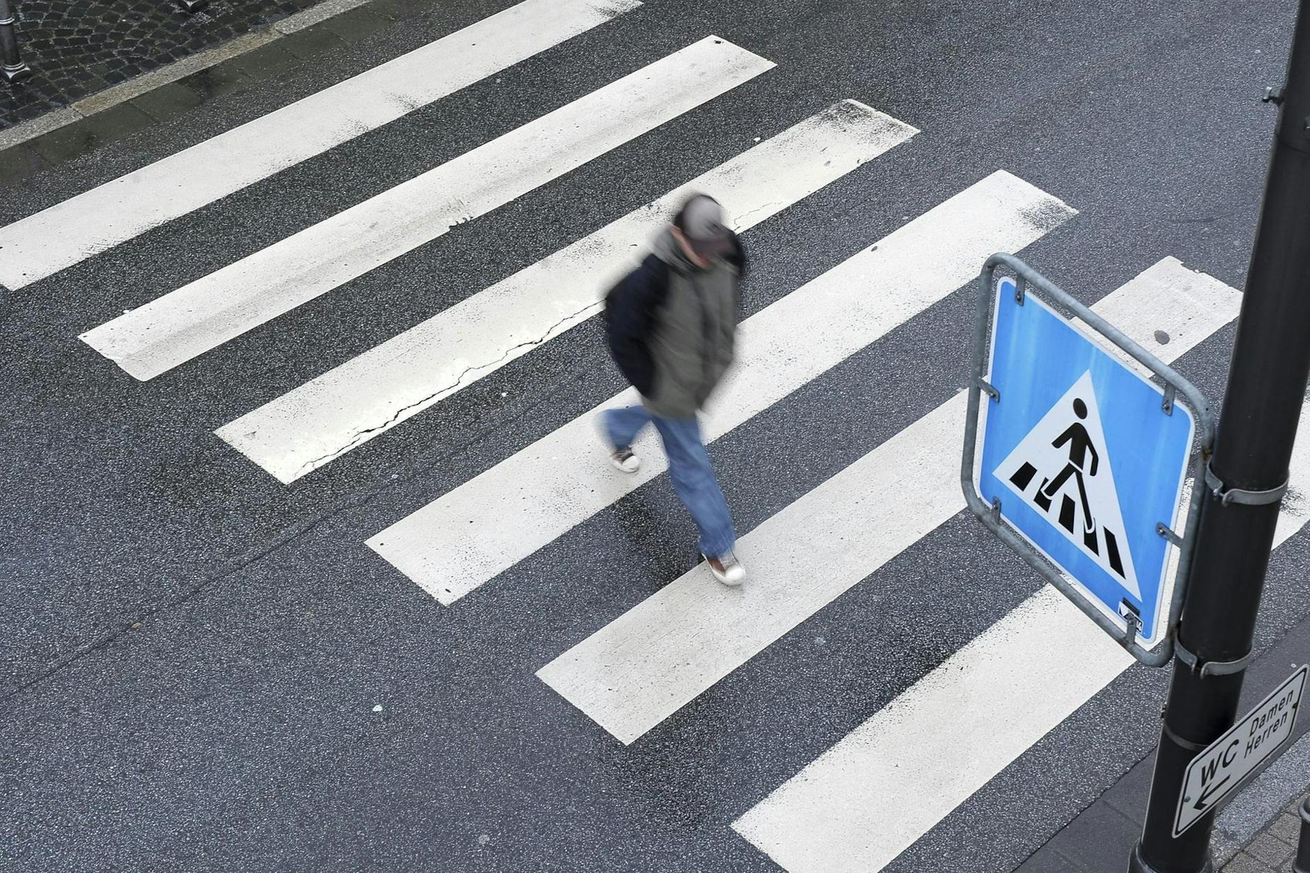 Ein Kind wurde in Biesdorf auf einem Zebrastreifen von einem Auto angefahren und verletzt. 