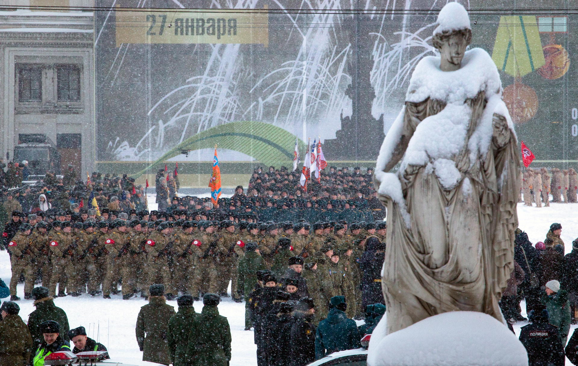 Russische Soldaten in sowjetischer Uniform proben bei Schneefall für die Militärparade zum 75. Jahrestages des Endes der Belagerung von Leningrad während des Zweiten Weltkriegs. Leningrad heißt heute St. Petersburg.  