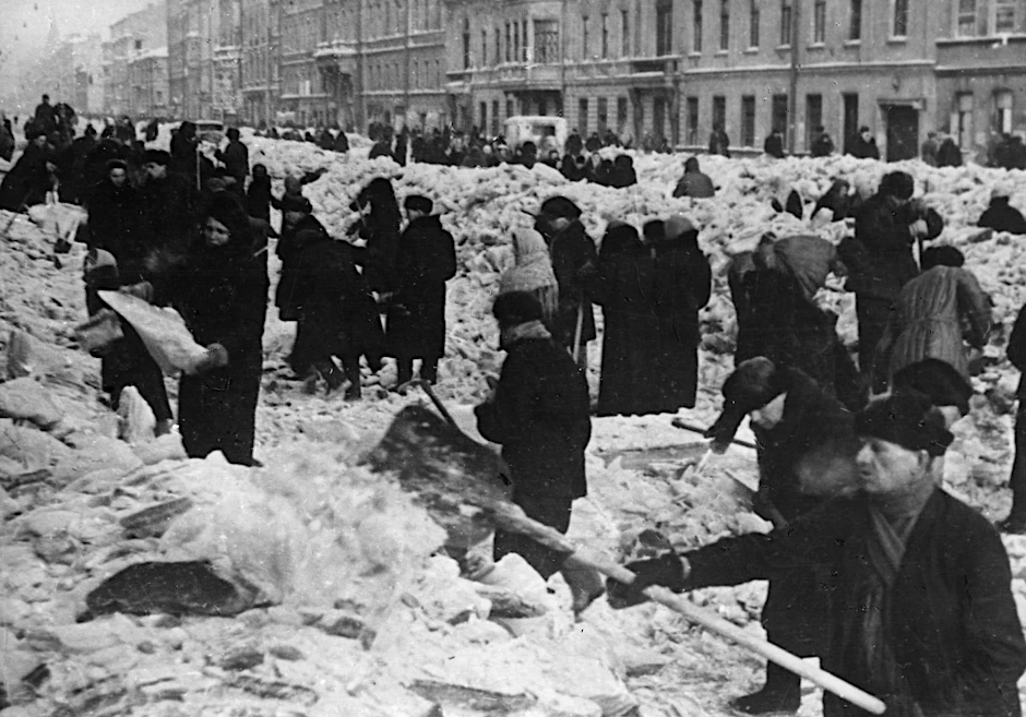 Von Ende März bis Mitte April arbeiteten täglich mehr als 300.000 Leningrader an der Säuberung der Stadt (heute St. Petersburg. Nach dem Angriff der deutschen Wehrmacht auf die Sowjetunion  erfolgte von September 1941 bis Januar 1944 die Belagerung Leningrads durch die deutsche Wehrmacht. 