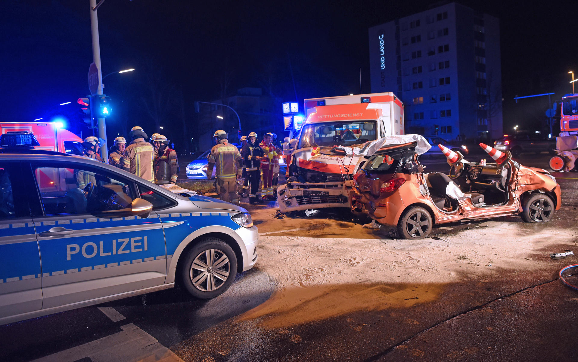 Ein Pkw stößt mit einem Rettungswagen und Polizeiauto zusammen. Mehrere Menschen werden verletzt (01.01.2019).