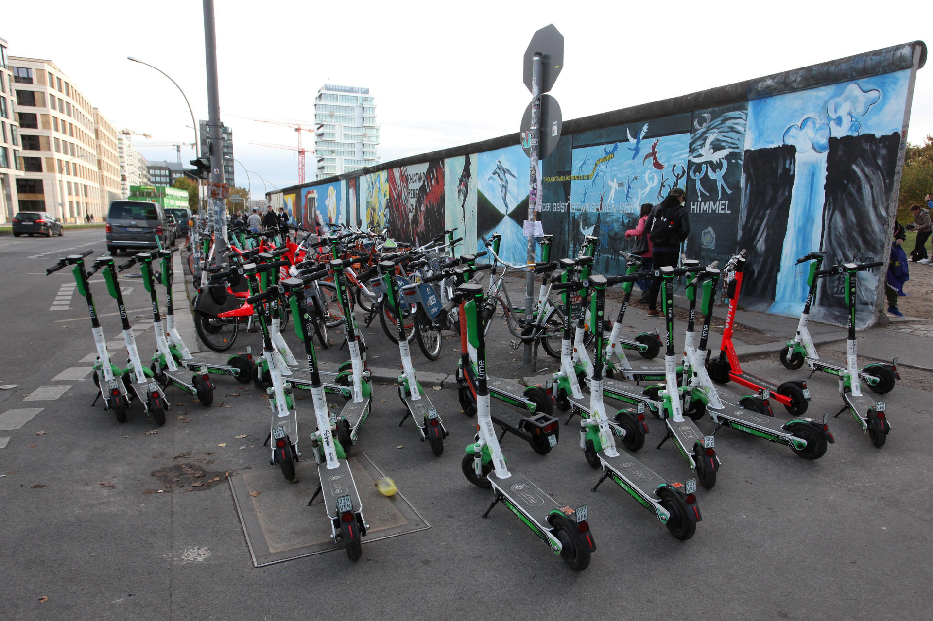 Mitte verbannt E-Roller auf feste Abstellflächen