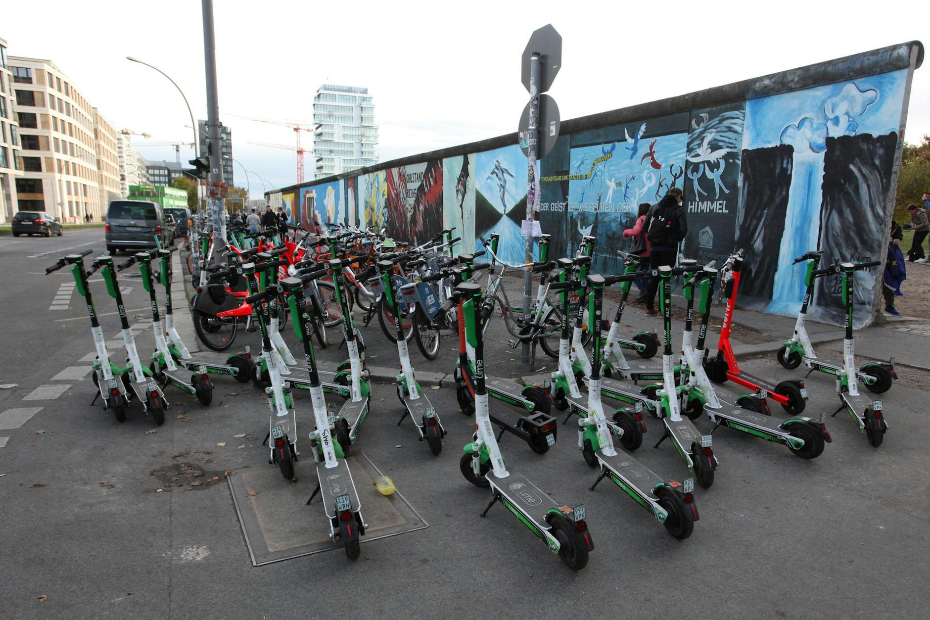 Für viele ein Ärgernis, für manche ein Hindernis: E-Roller und E-Bikes zum Mieten stehen vor der East-Side-Gallery.