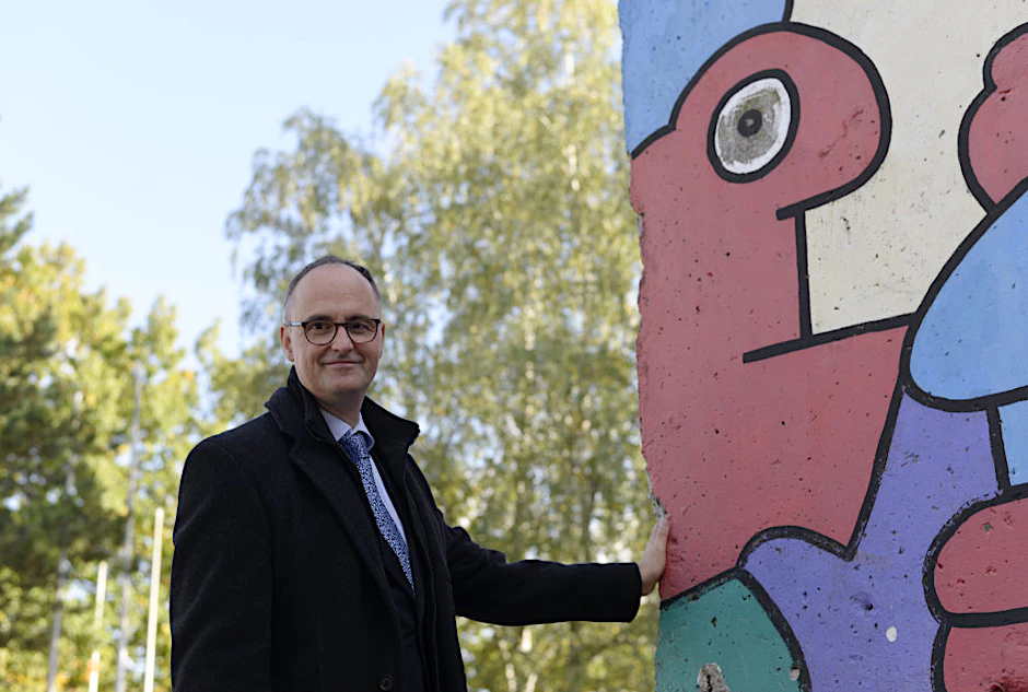 Jürgen Lillteicher, 51, Direktor des Alliiertenmuseums, steht vor den Mauerteilen. 
