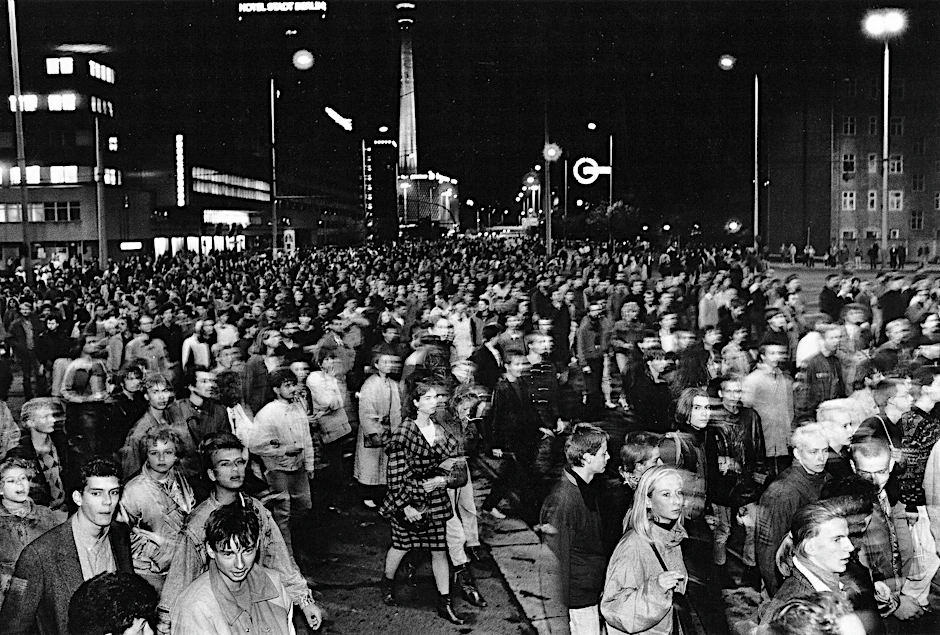Tausende Demonstranten zogen am Abend des 7. Oktober 1989 in Richtung Palast der Republik. Dort feierte die Staats- und Parteiführung den 40. Jahrestag der DDR. Stasi und Polizei lösten den Protestzug mit Gewalt auf.