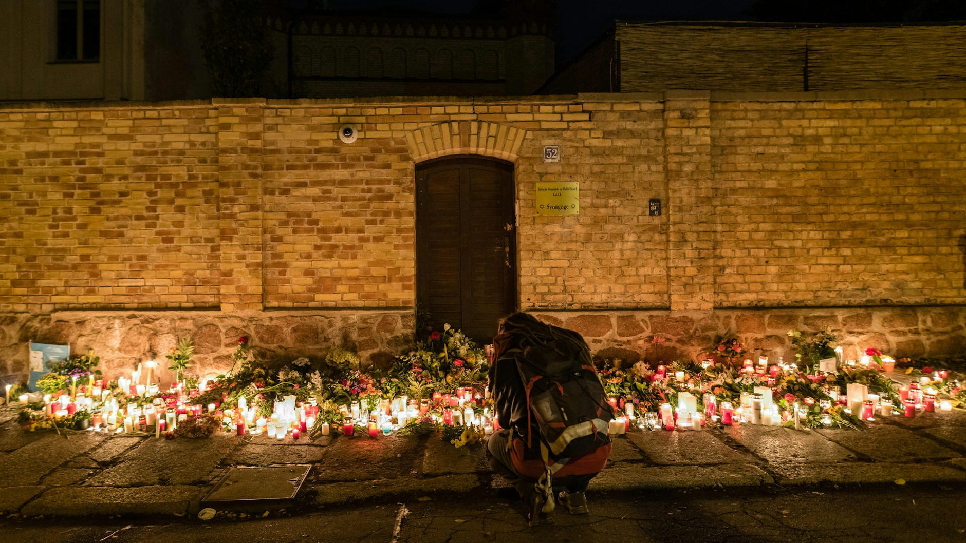 Attentäter Stephan B. wollte in diese Synagoge in Halle eindringen, was ihm glücklicherweise nicht gelang. Die Menschen in Halle trauern.