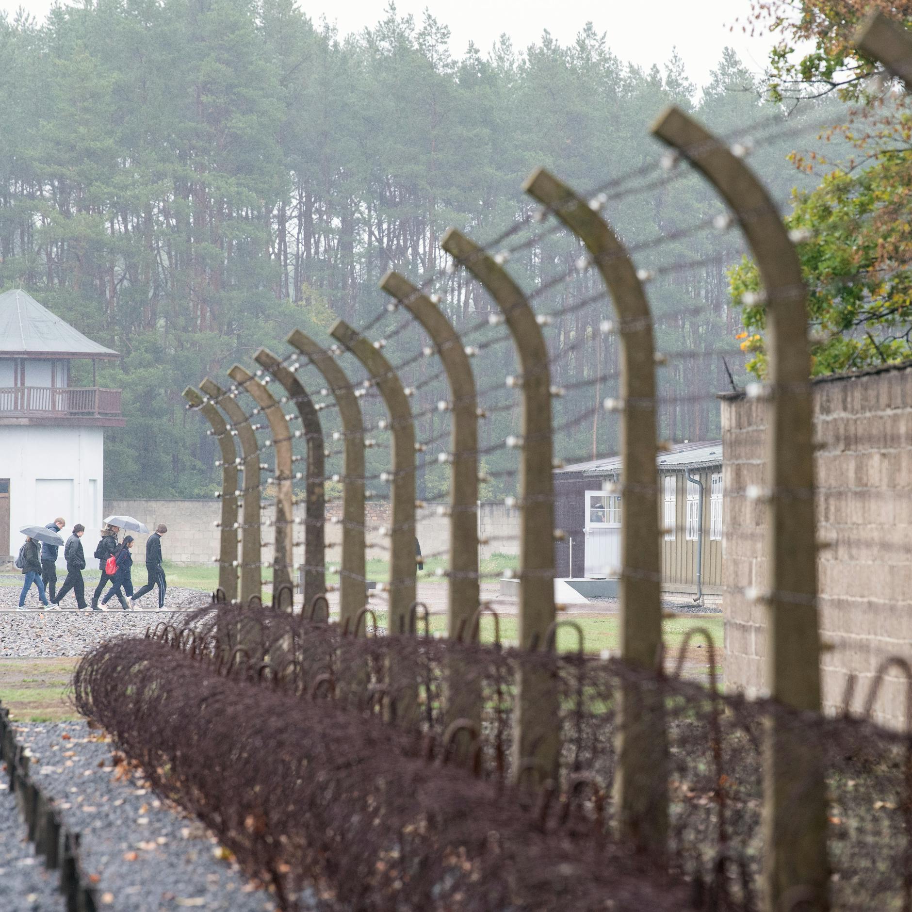Besucher gehen über das Gelände der Gedenkstätte Sachsenhausen.