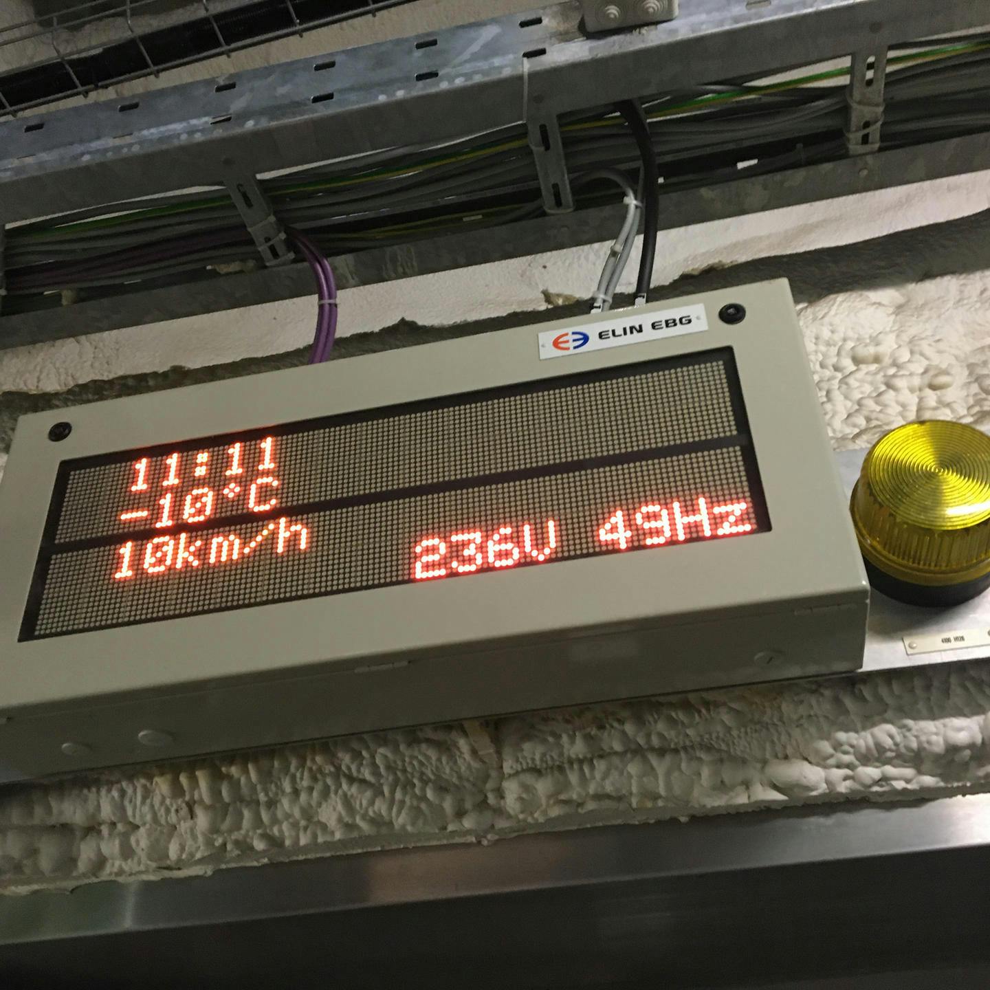 Die Anzeige an der Tür zum Klima-Wind-Kanal gibt an, welche Temperatur drinnen herrscht - und was für ein Wind weht.