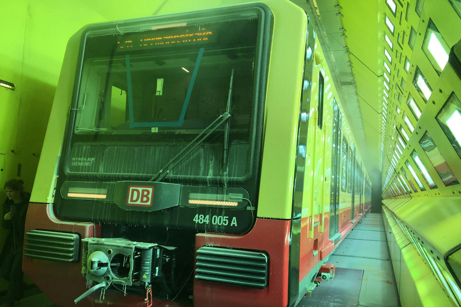 Ganz schön kalt! Bei minus zehn Grad Celsius wird Zug 484 005 im Klima-Wind-Kanal in Wien getestet. Eiszapfen hängen von der Kupplung herab.