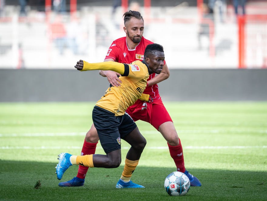 Unions Hübner geht in den Zweikampf mit Dresdens Kone.