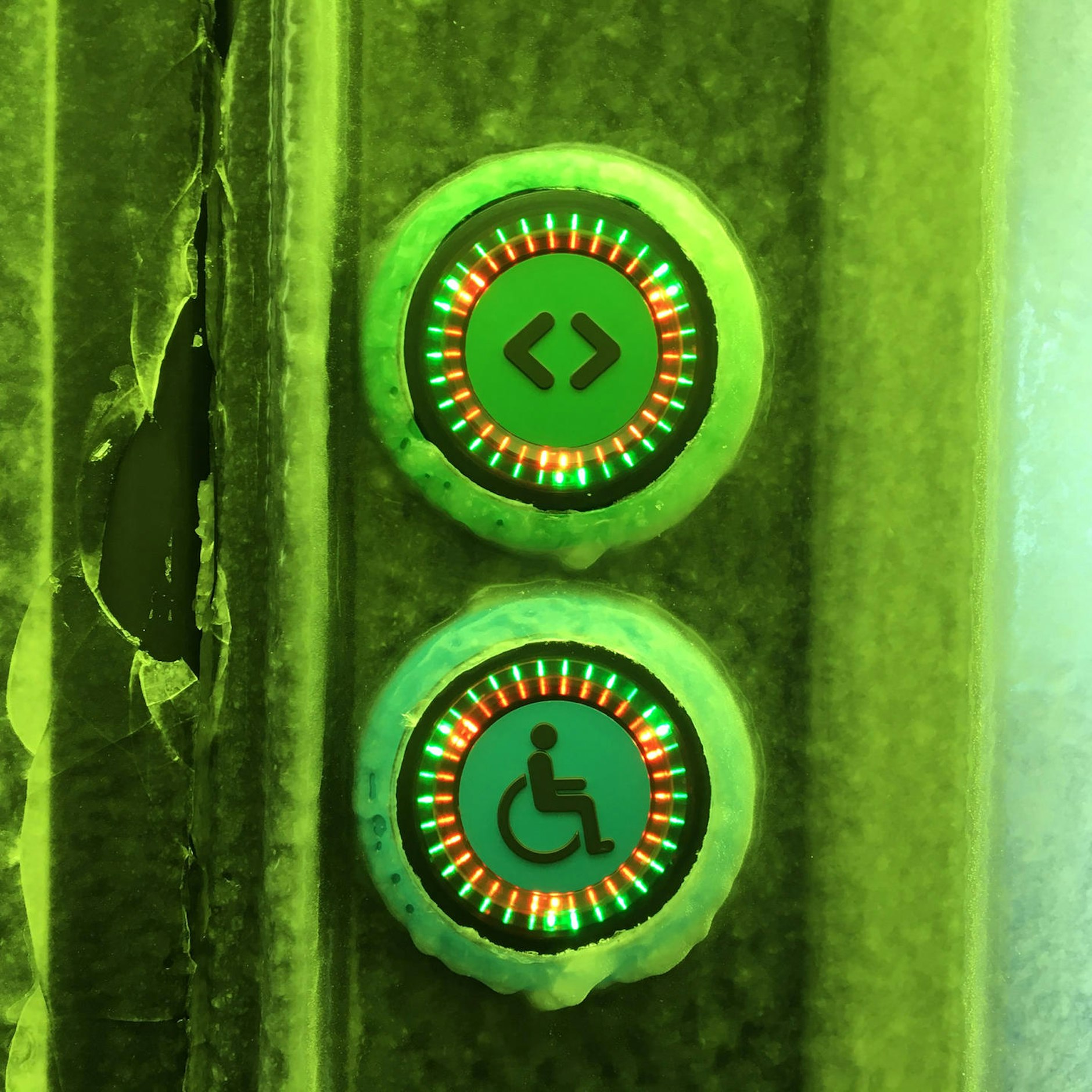 Eis bedeckt die Türtaster des Testzugs in der Klimakammer.