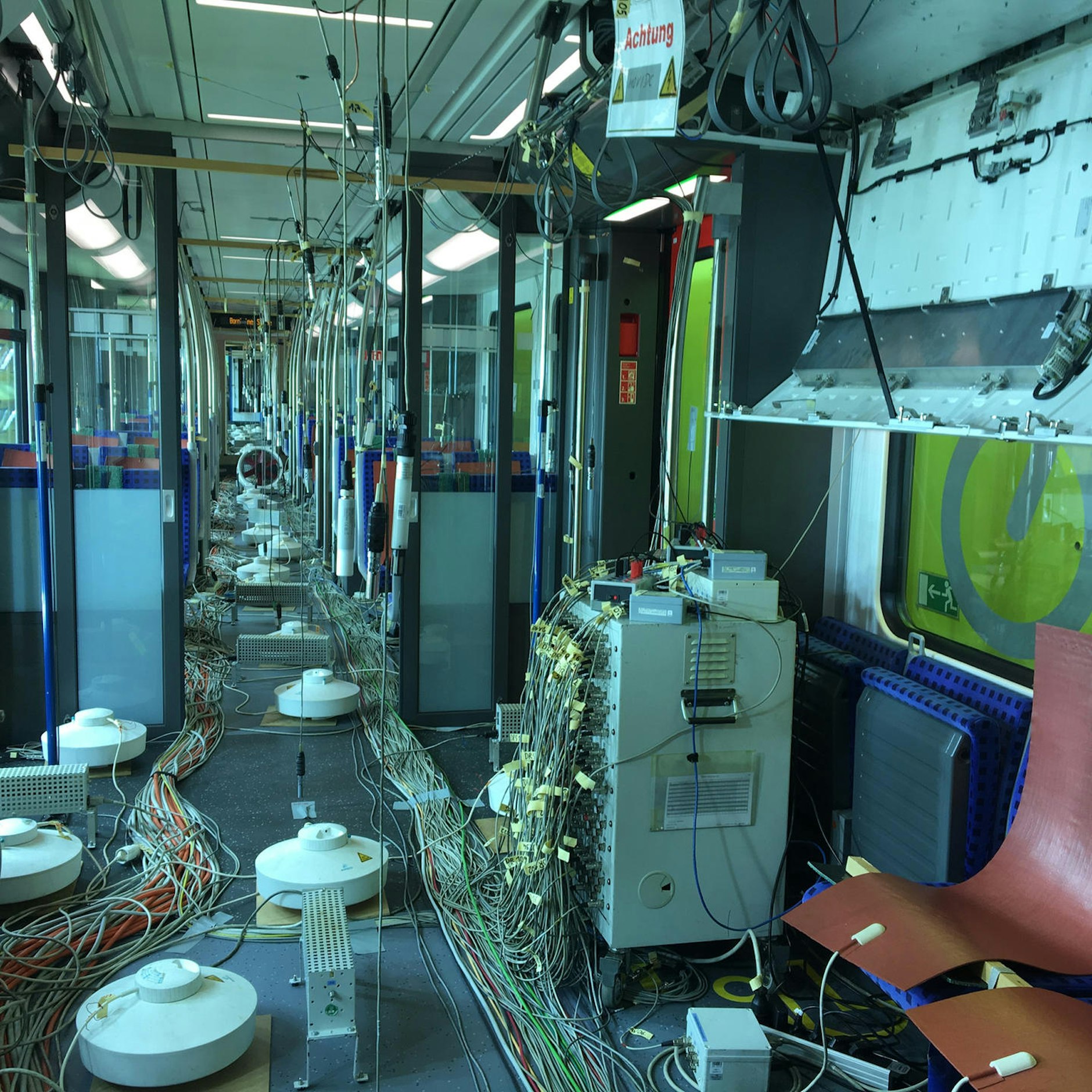 Scheinbares Chaos in den Wagen A und B vor dem Test der Klimatisierung: Die Heizmatten simulieren sitzende Fahrgäste, die runden Dosen am Boden sind Wasserverdampfer.